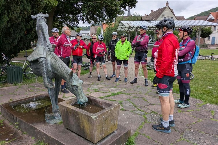 Die Mayener beim „halben Pferd“ des „Lügenbarons“ Münchhausen in Bodenwerder.