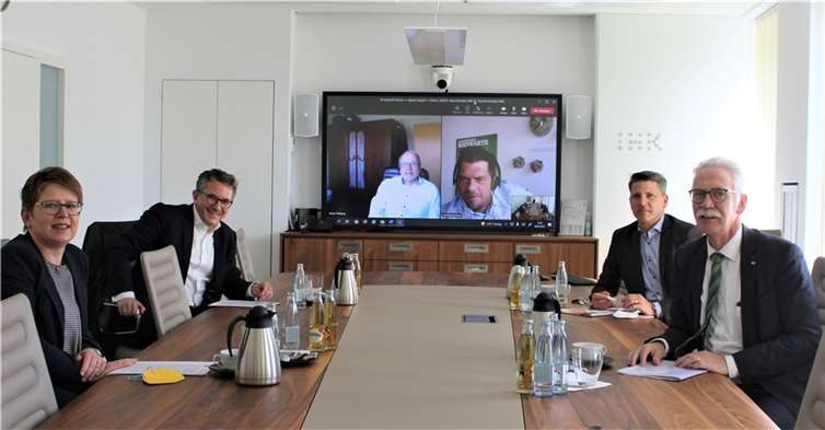 Die MdBs Tanja Machalet (li.) und Thorsten Rudolph (2.v.li.) tauschten sich in Koblenz mit IHK-Hauptgeschäftsführer Arne Rössel (rechts) und dem Koblenzer Regionalgeschäftsführer Fabian Göttlich (2.v.re.) aus. Per Video zugeschaltet waren die Vizepräsidenten Wolfgang Küster (hinten li.) und Jens Geimer. Quelle: Wahlkreisbüro Thorsten Rudolph/Volker Schmidt