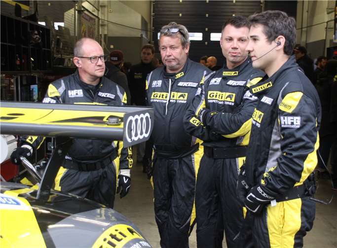 Die Mechanikermannschaft von TKL Motorsport aus Kettig.Fotos: privat