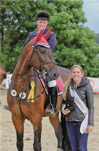 Die Meckenheimer Blütenkönigin überreichte die Siegerschleife. privat