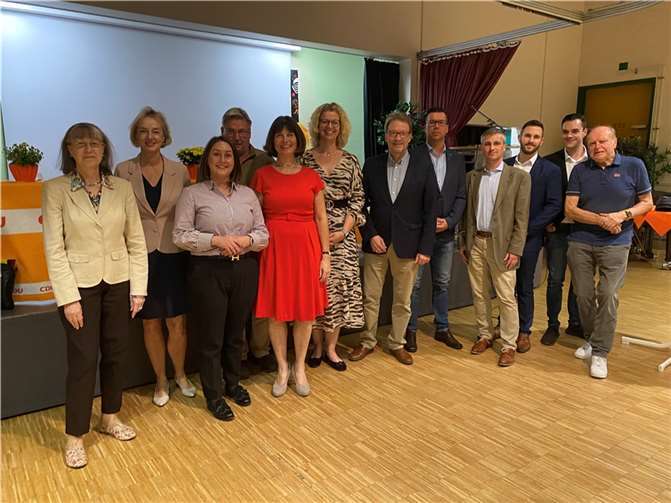Die Meckenheimer CDU-Mitglieder wählten einen neuen Vorstand (von links): Irene Krüger, Ariane Stech, Elena Dahmen, Kai Drößler, Sabrina Gutsche, stellvertretende Vorsitzende Carolin Norden, Vorsitzender Rainer Friedrich, Conny Lawenstein, Christian Dickmann, stellvertretender Vorsitzender Florian Steinseifer, Leo Breutigam und Dieter Sossalla. Fotos: CDU Meckenheim