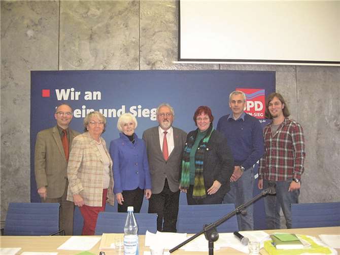 Die Meckenheimer Delegation mit Spitzenkandidat Dietmar Tendler (Mitte), Werner Albrecht (l.), Barbara Heymann (3. v. r.) und der Meckenheimer Ortsvereinsvorsitzenden Erdmute Rebhan. privat