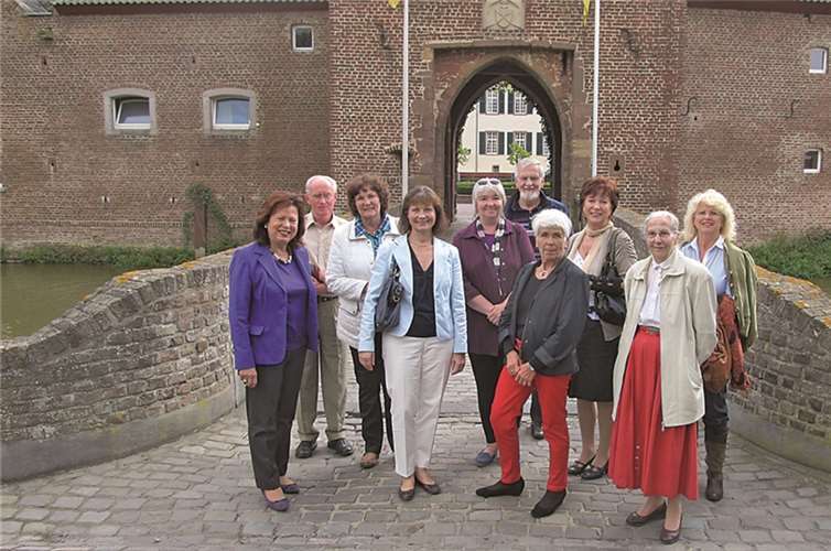 Die Meckenheimer Frauenunion auf Burg Heimerzheim – links im Bild die Landtagsabgeordnete Ilka von Boeselager.privat