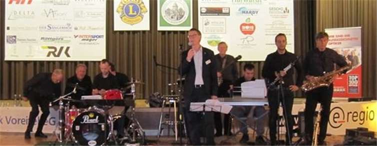 Die Meckenheimer Hot Jazz Boys um Richard Recker (2. v.l.) bei der Begrüßungsansprache von Lions-Präsident Georg Persch. privat