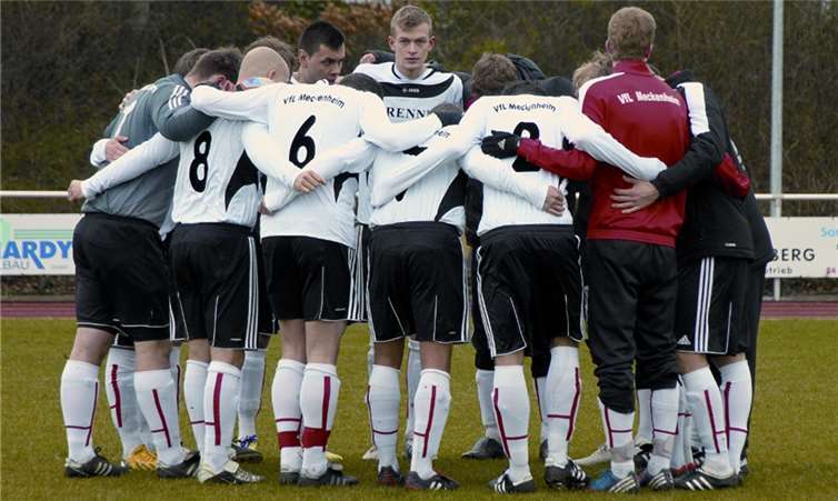 Die Meckenheimer Spieler stehen zusammen, um den Abstieg zu verhindern. Benni Königsfeld (Mitte) traf mit einem schönen Distanzschuss zur Meckenheimer Führung gegen Siegburg. Foto: StS