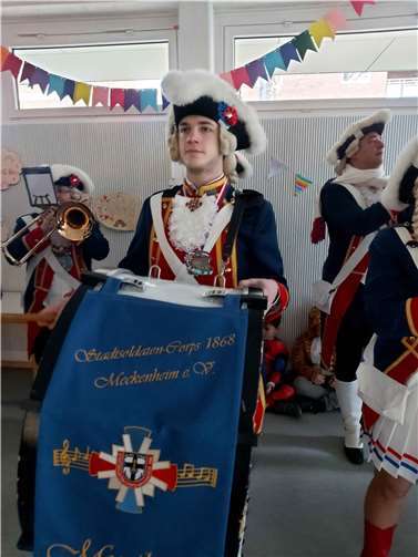 Die Meckenheimer Stadtsoldaten präsentierten ihr Können auf der Bühne.