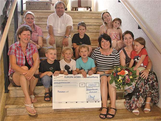 Die Meckikids freuen sich über die Spende der Europa Möbel Umweltstiftung, die Ellen Franke (3.v.r.) , die Geschäftsführerin beim Wohnkaufhaus Franke in Bad Neuenahr-Ahrweiler, überreichteprivat