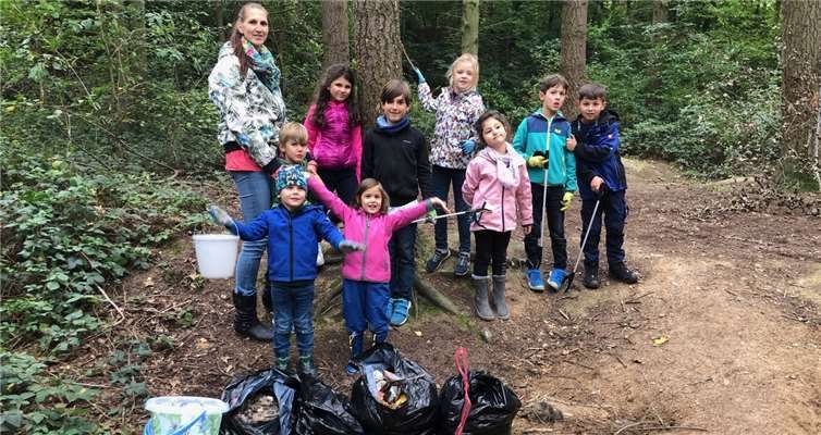 Die Meckikids präsentieren stolz Ihre Müllsammlung.