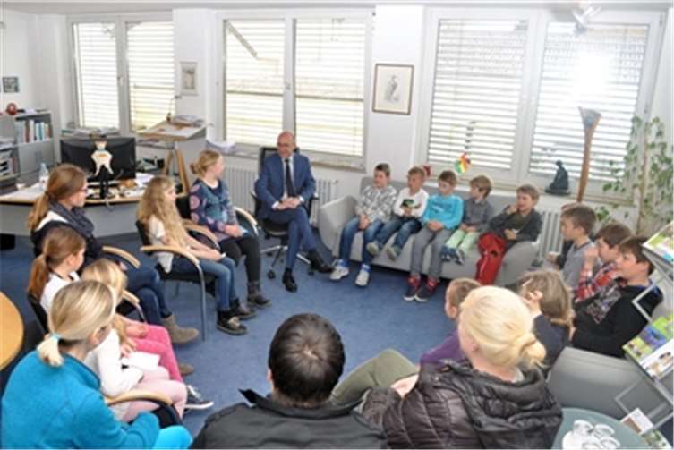 Die Meckikids stellten Bürgermeister Spilles Fragen zu verschiedenen Themen.  privat