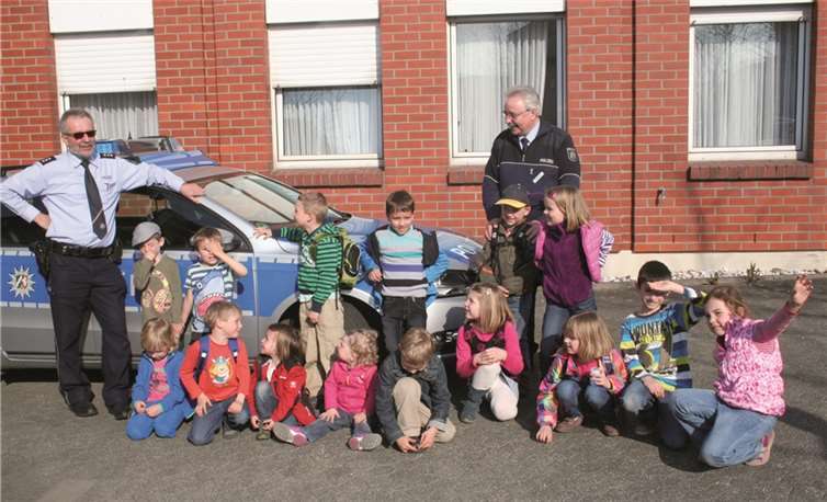 Die Meckikids zeigten großes Interesse an der Arbeit der Polizei.