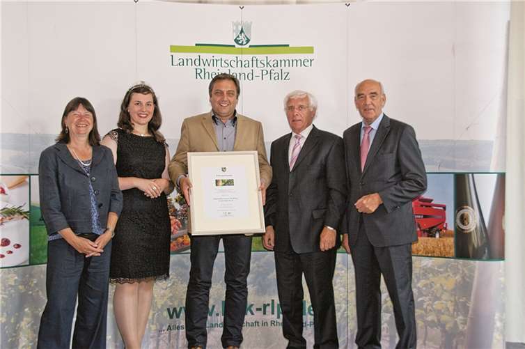 Die Medaillen und Urkunden wurden in Trier überreicht (v.l.n.r.): Ulrike Höfken, Landwirtschaftsministerin des Landes Rheinland-Pfalz, Moselweinkönigin Maria Steffens, Frank Kießling, Fritz Langenhorst, Beigeordneter des Landkreises Ahrweiler, und Norbert Schindler, Präsident der Landwirtschaftskammer Rheinland-Pfalz.Landwirtschaftskammer Rheinland-Pfalz