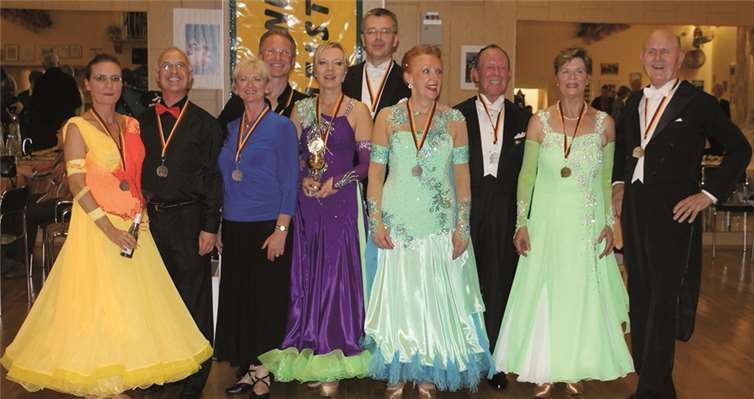 Die Medaillengewinner: (V. l.) Dr. Ingrid Hupp, Joachim Eckermann, Ulrike und Bob Schneider, Gabi und Markus Schäfer, Angelika Holler, Klaus Bresink, Hannelore und Dr. Klaus Heinen.Heinz Plattner