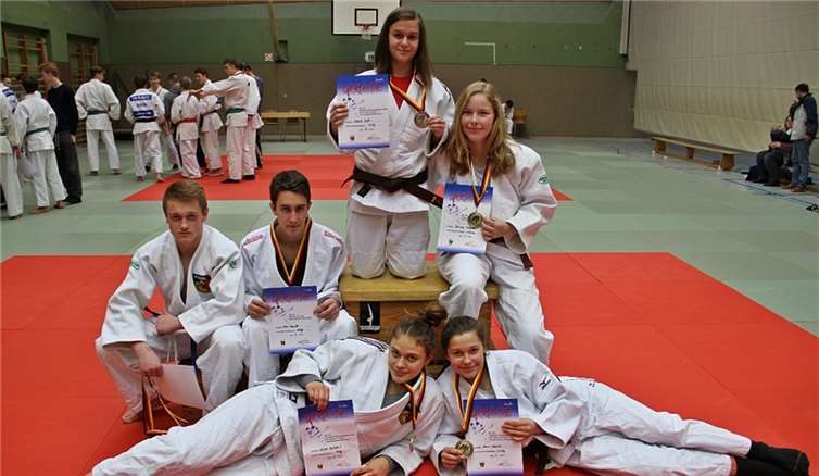 Die Medaillengewinner des JC Bad Ems in Nassau (v. l.): Felix Weimer, Max Bender, Isabella Rieß und Ileana Bött sowie Nicole Veytsblit und Laura Weimer (vorne). WW/Willi Willig