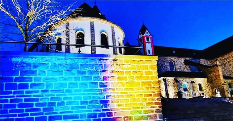 Die Medardus-Kirche in Bendorf ist in den Farben der Ukraine angeleuchtet. Foto: SPD Bendorf