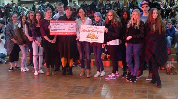 Die Mediatoren der Realschule plus übergaben den Scheck an das Kinderhospiz Koblenz. privat