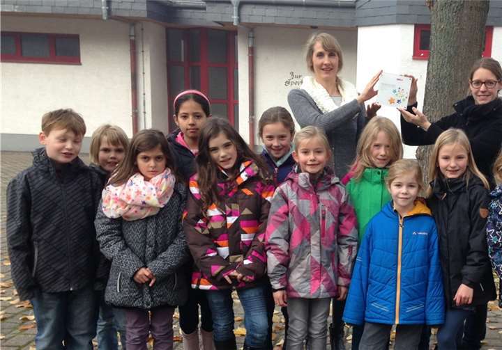Die Medien kompetenten Kinder der Grundschule Oberfell mit den beiden Referentinnen von „jugendschutz.net“, Johann Meyer-Seipp, li., und Julia Fastner, re., freuen sich gemeinsam über die „SWR MedientriXX“-Plakette fürs Schulgebäude.Christine Poulet / SWR