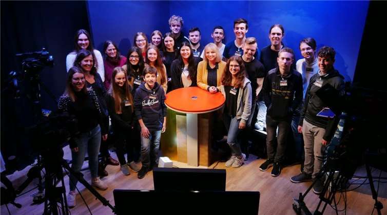 Die Medienscouts der IGS Maifeld aus Polch mit ihrer Lehrerin Yvonne Köhler (v.l.) und den Profis Franziska Lenhardt, Redakteurin SWR Aktuell, und Dr. Florian Tremmel, Leiter OK:TV Mainz.Foto: privat