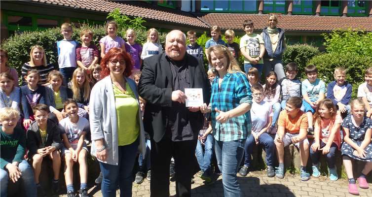 Die „Medientrixx-Plakette“, die Herr Lang vom SWR persönlich überbrachte, hat einen Ehrenplatz in der Schule gefunden. Foto: privat