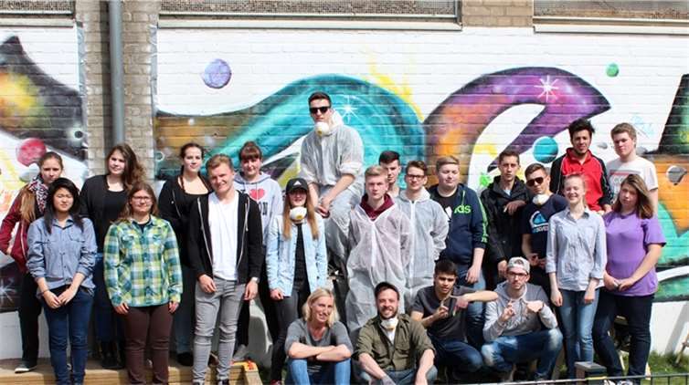 Die Medienunterstufe mit dem Kölner Künstler vor ihrem gemeinsames Werk.BBS