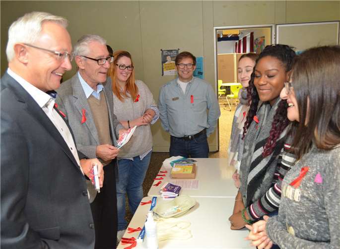 Die Medizinischen Fachangestellten des ersten Lehrjahres der Ludwig-Erhard-Schule Neuwied informierten auch in diesem Jahr wieder anlässlich des Welt-Aids-Tages Schülerinnen und Schüler über die Immunschwächeerkrankung und weitere sexuell übertragbare Geschlechtskrankheiten.