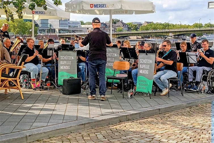 Die Medniger Schützenkapelle beim Auftritt in Maastricht