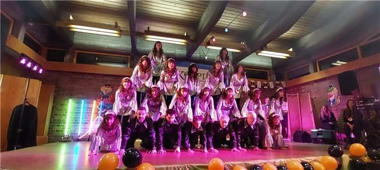 Die Mehrgenerationentanzgruppe „Family and friends“ gehört schon zu den Stammgästen beim Kolping-Karneval.  Foto: Kolping St. Martin