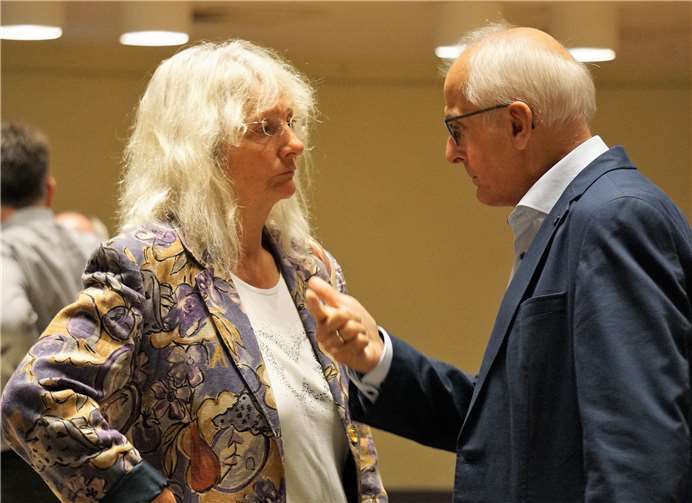 Die Mehrheitskoalition benötigt für die Abwahl die Stimmen der AfD und der kleinen Fraktionen. Links Dr. Jutta Etscheidt (Ich tu´s). Fotos: FF