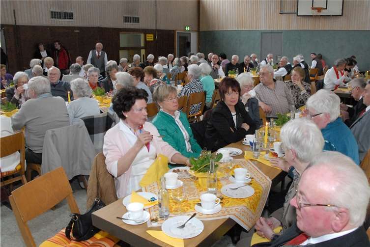 Die Mehrzweckhalle war mit 80 teilnehmenden Seniorinnen und Senioren gut gefüllt.
