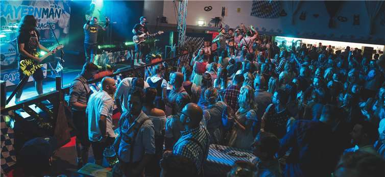 Die Mehrzweckhalle war restlos ausverkauft. Fotos: Hamacher