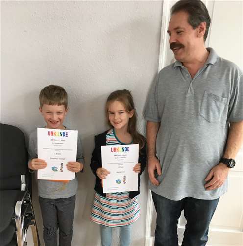Die Meisterleser Smilla und Jonathan nach Übergabe von Urkunde und Geschenk durch Büchereileiter Jürgen Münch. Foto: privat