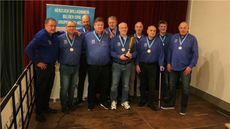 Die Meistermannschaft. Von links nach rechts: der glückliche Vorsitzende Reiner Runkel mit den Spielern Thorsten Vietz, Frank Klein, Marian Gellesch, Axel Born, Mike Dewald, Dietmar Bieletzki, Richard Groß, Fritz Fritsch, Thomas Seelbach. Fotos: privat