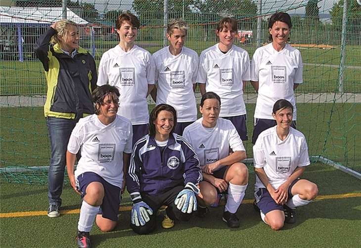 Die Meistermannschaft der SG 99 Andernach (stehend v.li.): Physiotherapeutin Claudia Becker, Barbara Summerer (1), Marion Friedhoven, Melanie Schäfer, Steffi Heidenreich. Kniend (v.li.): Kathi Puth (2), Esther Butto, Susanne Schoor (3) und Anika Utsch. privat
