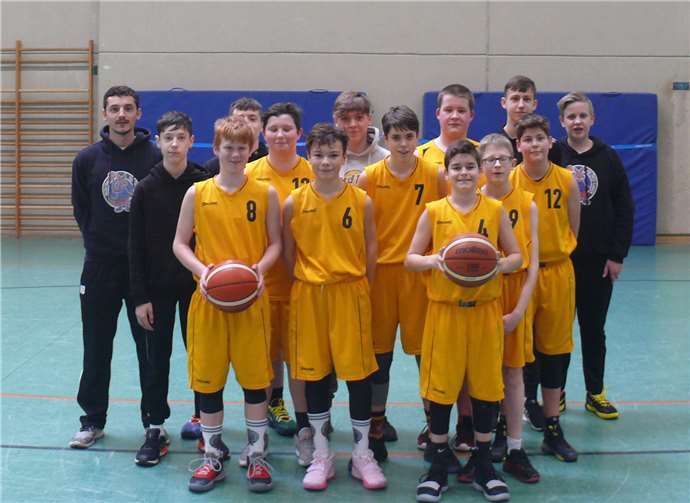 Die Meisterspieler von der Mosel. Drei Spieltage vor Saisonende feierte die U14 des TuS Treis-Karden die Meisterschaft in der Bezirksliga. Foto: TH