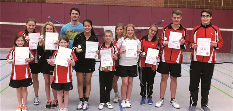 Die Mendiger Badmintonjugend in Mayen (v.l): Paula Thür, Kathrin Forster, Vivian Wölwer, Luisa Kopp, Trainer Julian Daum, Yasmin Chalgoum, Kevin Frevel, Sarah Frevel, Alina Frevel, Theresa Kopp, Michael Janzen und Martin Palm.privat