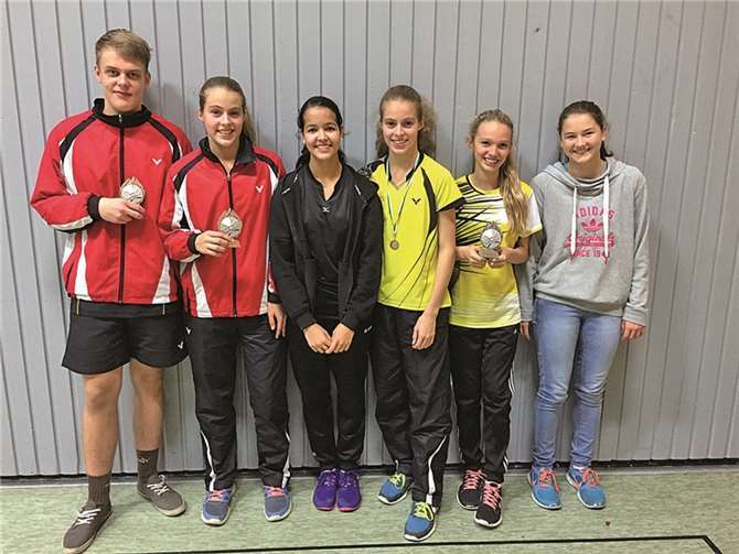 Die Mendiger Badmintonspieler: v.l.n.r. Michael Janzen, Antonia Remakulus, Yasmin Chalgoum, Nicola Remakulus, Vivian Wölwer und Kathrin Forster. Es fehlen : Alina Breuer und Alina Frevel. SVE Mendig