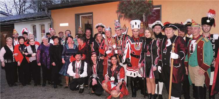 Die Mendiger CDU-Familie sowie der närrische Adel posierten vor dem Albertinum in der Brauerstraße.