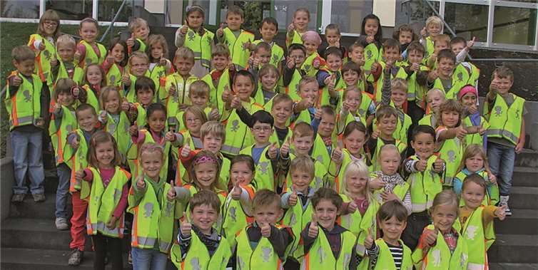 Die Mendiger Erstklässler präsentieren stolz die neuen Westen, mit denen sie auf ihrem Schulweg gut sichtbar sind für alle Verkehrsteilnehmer.privat