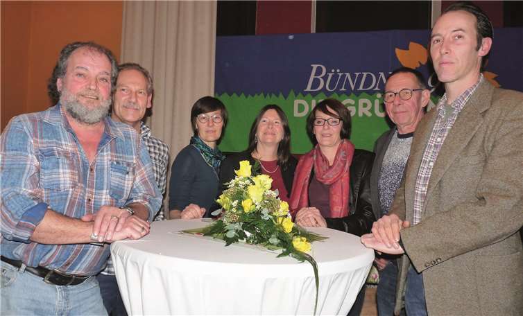 Die Mendiger Grünen mit ihrer Gastrednerin, der Ministerin für Umwelt, Energie, Ernährung und Forsten, Ulrike Höfken. V. li: Leo Heinen, Ralf Montermann, Steffi Pung, Ulrike Höfken, Ivette Mittler, Daniel Schmidt und Stephan Retterath. -FRE-