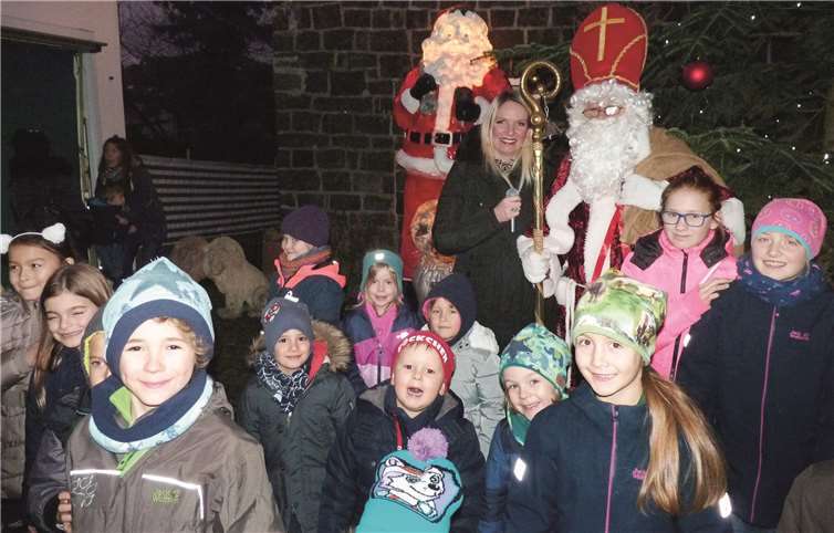 Die Mendiger Sängerin Melanie Junglas animierte nicht nur die Kinder, sondern auch den Nikolaus zum Mitsingen.Fotos: FRE