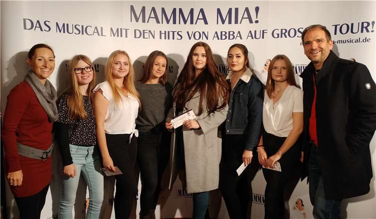 Die Mendiger Schülerinnen besuchten in Köln das beliebte Musical „Mamma Mia“ im Musical Dome. Foto: privat