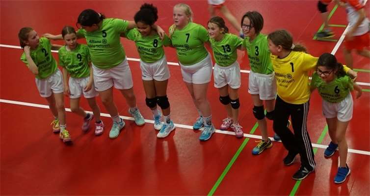 Die Mendiger Spielerinnen beim Jubel nach dem Sieg.Privat