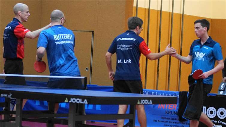 Die Mendiger (in blau) nehmen die Glückwünsche der unterlegenen Andernacher entgegen (v.l.): Christoph Hoß, Jan Hillesheim, Martin Link und Lukas Kalt.  Foto: M. Schreiber