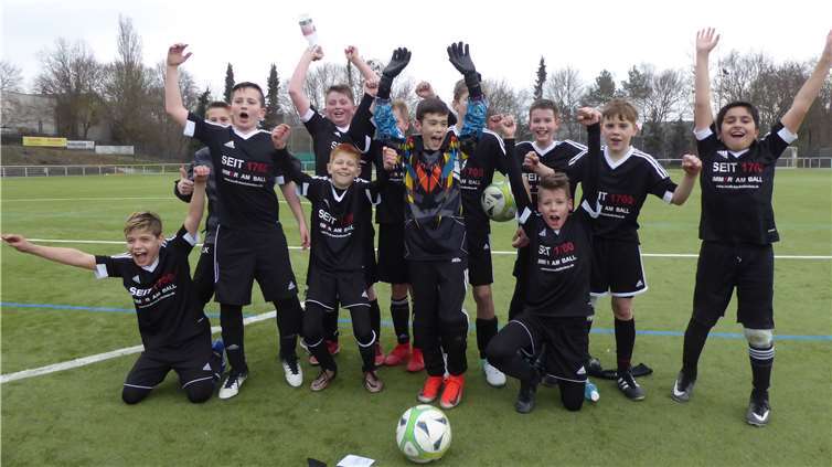 Die Mendiger jubeln nach dem Abpfiff.Fotos: privat