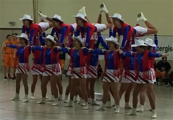 Die ,,Meninas‘‘ aus Westum brachten eine Tanzeinlage in der Halbzeitpause und unterstützen die Panthers lautstark.