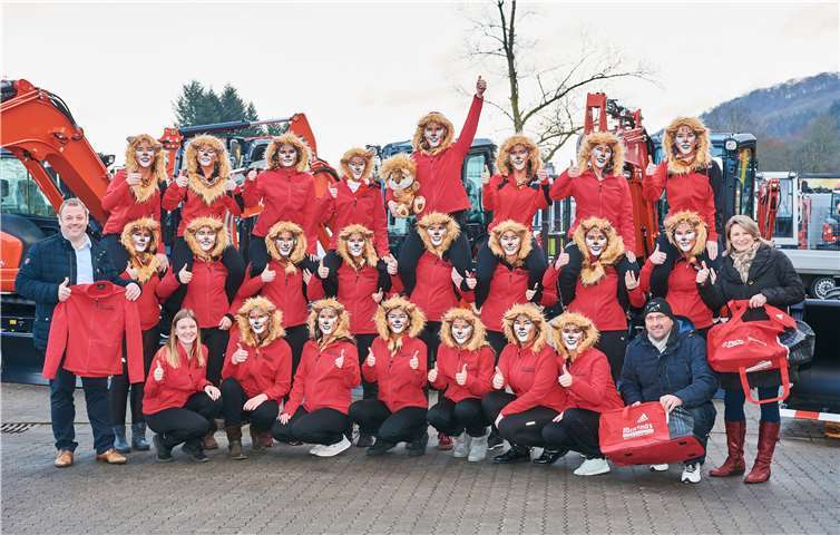 Die Meninas freuten sich ganz besonders über ihre schönen neuen Jacken und Sporttaschen. Copyright: Jörg Pumpa