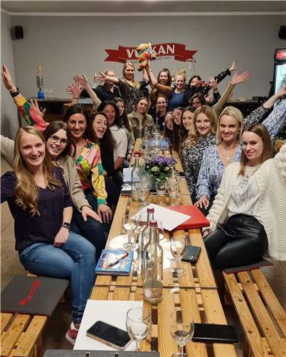 Die Mennijer Mädche sind bereit für die Vorbereitungen des neuen Tanzes.  Fotos: privat