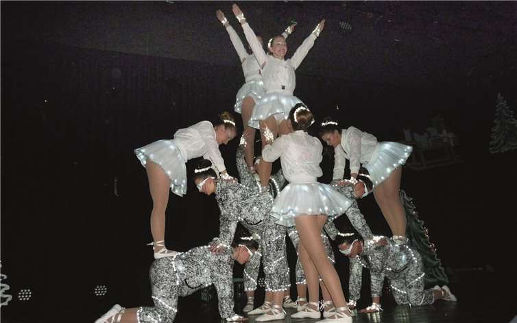 Die Mennijer Mädche verwandelten mit ihrer Tanz-Show „Dancing Light“ die Bühne in ein Lichtermeer.