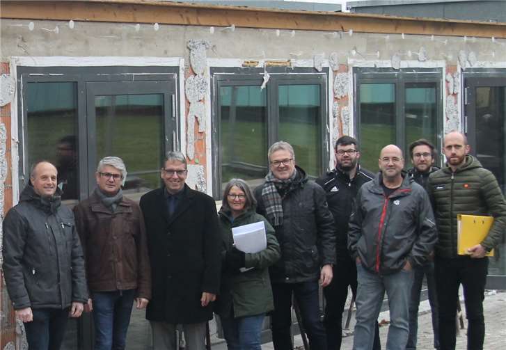 Die Mensa an der Heinrich-Roth-Realschule plus wird erweitert. Zum Baubeginn trafen sich die Projektbeteiligten auf der Baustelle.Foto: privat