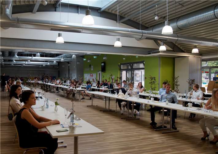 Die Mensa des GIK war anlässlich der Feierlichkeiten bis auf den letzten Platz belegt. Fotos: MIH