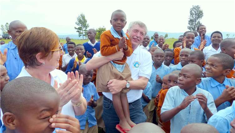 Die Menschen in Afrika sind fröhlich und aufgeschlossen. Schnell warenHans Peter und Annegret Röhrig von ruandischen Kindern umringt. Fotos: TT